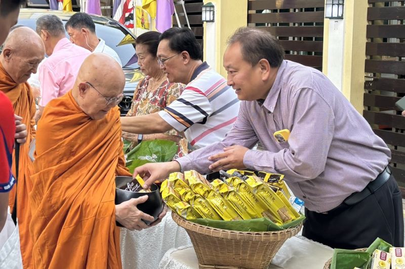 กิจกรรมทำบุญตักบาตรในช่วงเช้า ณ วัดเทพศิรินทราวาส