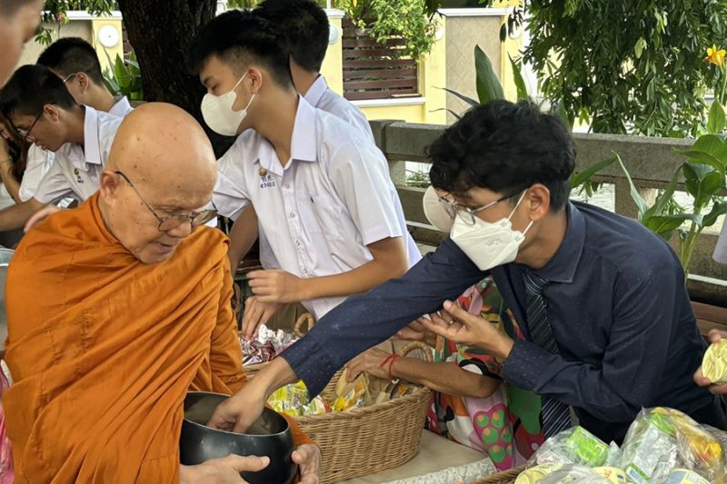 กิจกรรมทำบุญตักบาตรในช่วงเช้า ณ วัดเทพศิรินทราวาส