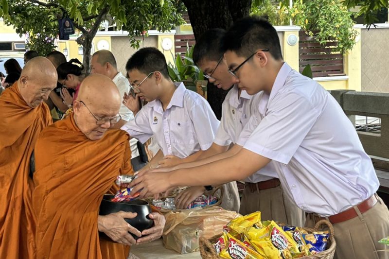 กิจกรรมทำบุญตักบาตรในช่วงเช้า ณ วัดเทพศิรินทราวาส
