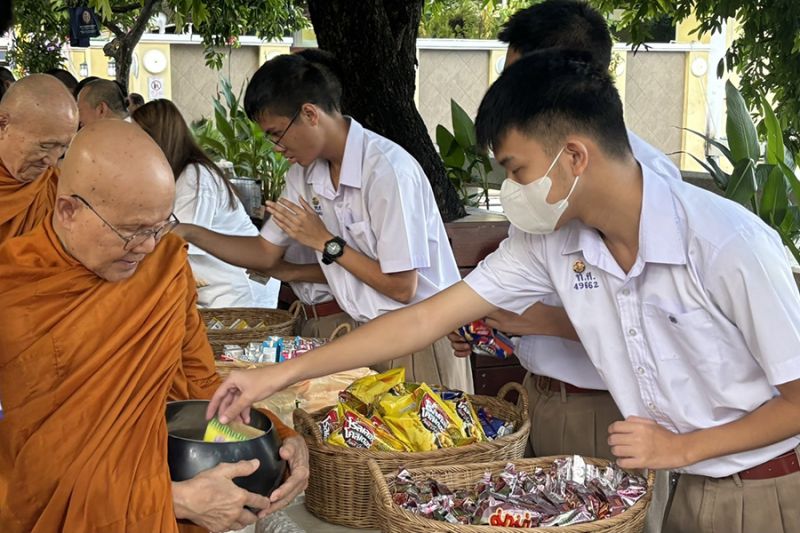 กิจกรรมทำบุญตักบาตรในช่วงเช้า ณ วัดเทพศิรินทราวาส