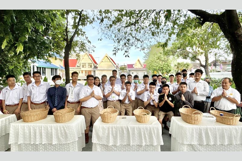 กิจกรรมทำบุญตักบาตรในช่วงเช้า ณ วัดเทพศิรินทราวาส