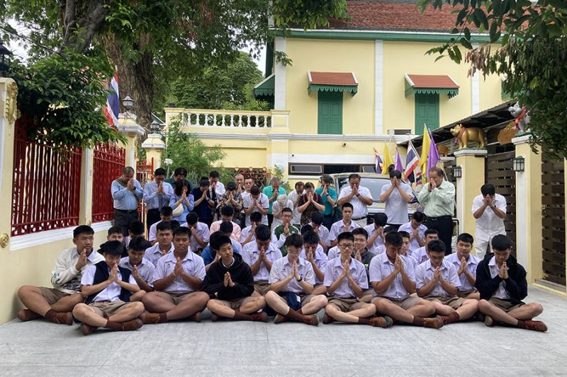 กิจกรรมทำบุญตักบาตรในช่วงเช้า ณ วัดเทพศิรินทราวาส