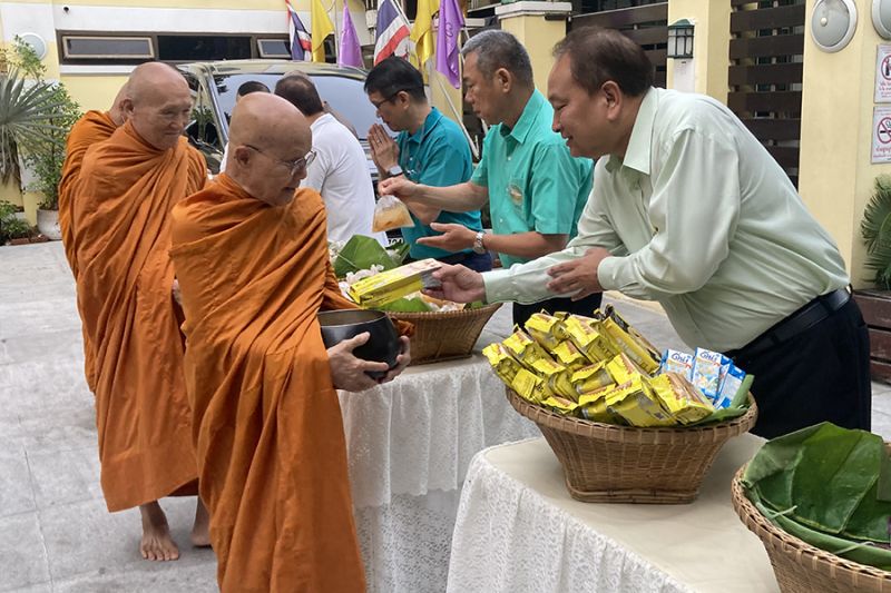 กิจกรรมทำบุญตักบาตรในช่วงเช้า ณ วัดเทพศิรินทราวาส