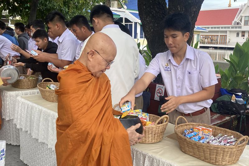 กิจกรรมทำบุญตักบาตรในช่วงเช้า ณ วัดเทพศิรินทราวาส
