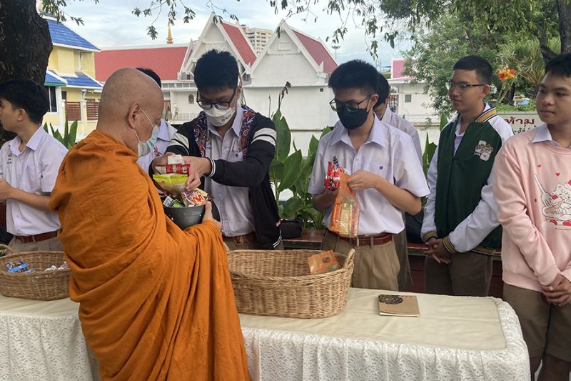 กิจกรรมทำบุญตักบาตรในช่วงเช้า ณ วัดเทพศิรินทราวาส