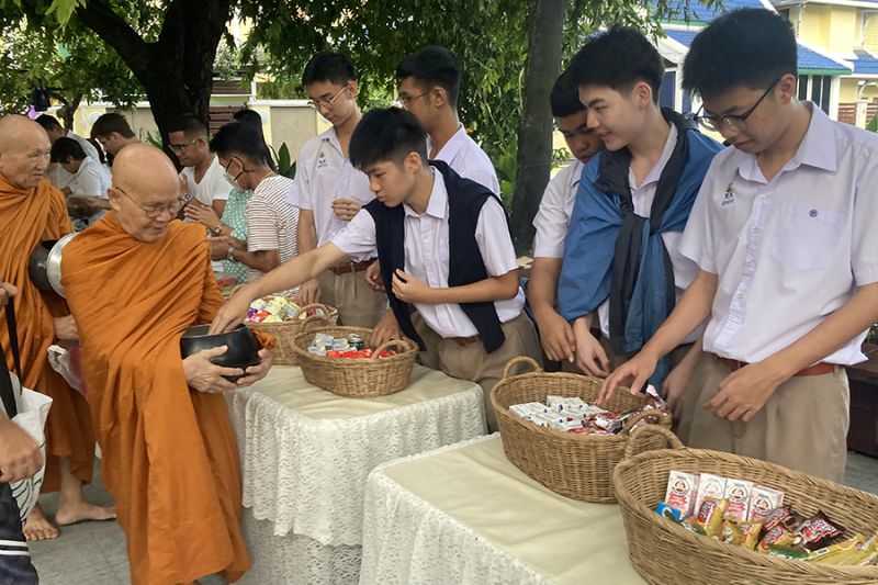 กิจกรรมทำบุญตักบาตรในช่วงเช้า ณ วัดเทพศิรินทราวาส