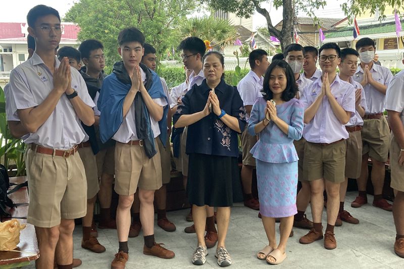 กิจกรรมทำบุญตักบาตรในช่วงเช้า ณ วัดเทพศิรินทราวาส