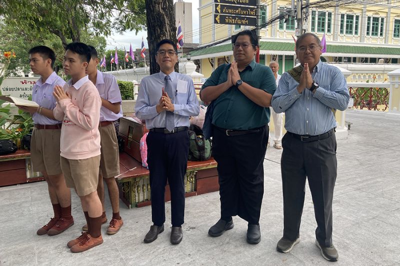 กิจกรรมทำบุญตักบาตรในช่วงเช้า ณ วัดเทพศิรินทราวาส