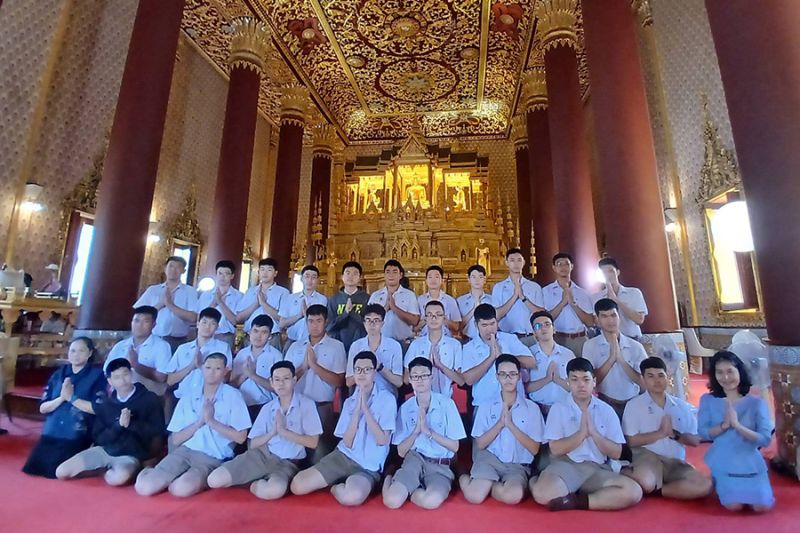 กิจกรรมทำบุญตักบาตรในช่วงเช้า ณ วัดเทพศิรินทราวาส