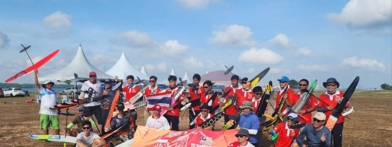 โรงเรียนรัตนโกสินทร์สมโภชบางขุนเทียน สถานศึกษารางวัลพระราชทาน ขอแสดงความยินดีกับนาย สิบประภาส ราชปรีชา (นักบิน) และนายตะวัน กิ่งเกษ (ผู้ช่วยนักบิน) ได้รับรางวัลอันดับที่ 16 ในประเภทรุ่นประชาชนทั่วไปและอันดับที่ 3 รุ่นประเภทจูเนียร์ ในการแข่งเครื่องบินระดั