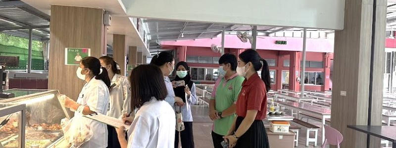 โรงเรียนสามเสนวิทยาลัย รับคณะประเมินสุขาภิบาลอาหารในสถานศึกษา ฝ่ายสิ่งแวดล้อมและสุขาภิบาล สำนักงานเขตพญาไท ในการติดตามความก้าวหน้าการดำเนินงานด้านอาหารปลอดภัยในโรงเรียนตามโครงการกรุงเทพฯ เมืองอาหารปลอดภัย ประจำปีงบประมาณ 2566