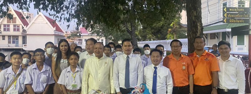 กิจกรรมทำบุญตักบาตรในช่วงเช้า ณ วัดเทพศิรินทราวาส