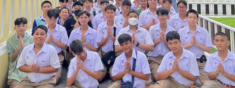 กิจกรรมทำบุญตักบาตรในช่วงเช้า ณ วัดเทพศิรินทราวาส