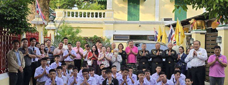 กิจกรรมทำบุญตักบาตรในช่วงเช้า ณ วัดเทพศิรินทราวาส