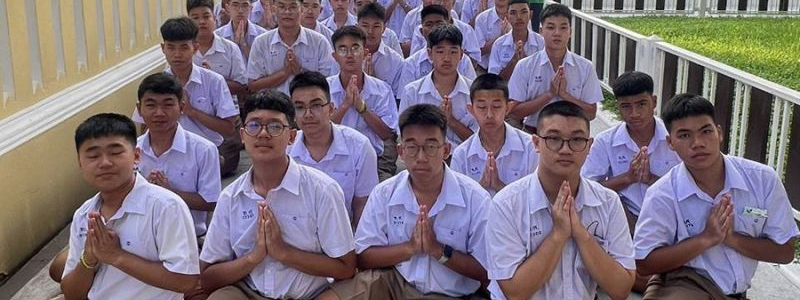 กิจกรรมทำบุญตักบาตรในช่วงเช้า ณ วัดเทพศิรินทราวาส