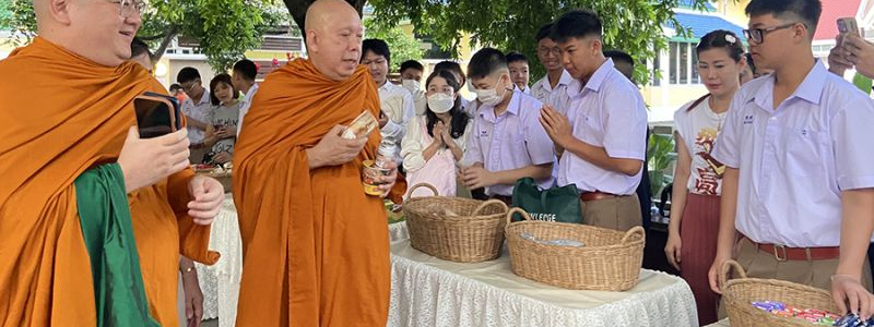 กิจกรรมทำบุญตักบาตรในช่วงเช้า ณ วัดเทพศิรินทราวาส