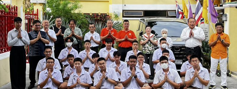 กิจกรรมทำบุญตักบาตรในช่วงเช้า ณ วัดเทพศิรินทราวาส