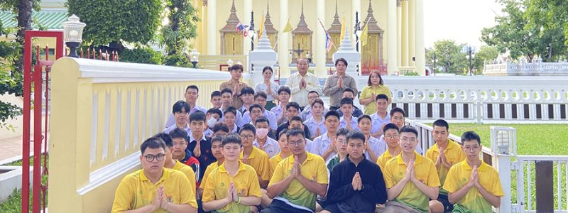 กิจกรรมทำบุญตักบาตรในช่วงเช้า ณ วัดเทพศิรินทราวาส