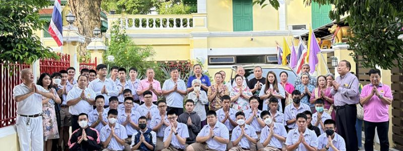 กิจกรรมทำบุญตักบาตรในช่วงเช้า ณ วัดเทพศิรินทราวาส