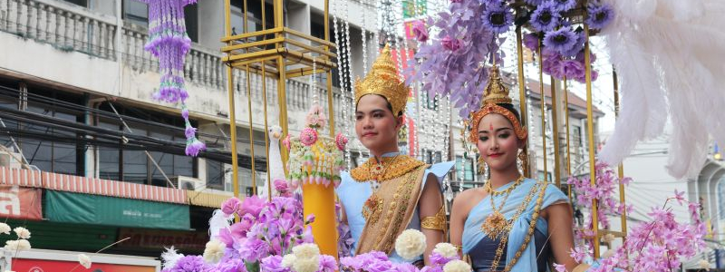 โรงเรียนธนบุรีวรเทพีพลารักษ์จัดกิจกรรมสืบสานประเพณีเนื่องในเทศกาลเข้าพรรษา จัดขบวนแห่เทียนพรรษา