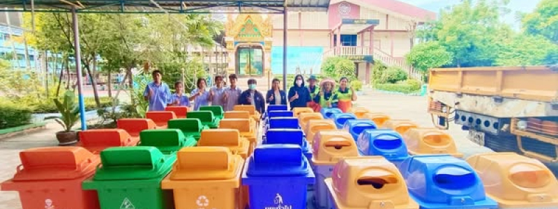 โรงเรียนแจงร้อนวิทยา ขอขอบคุณสำนักงานเขตราษฎร์บูรณะ ที่ได้นำถังขยะมามอบให้โรงเรียน